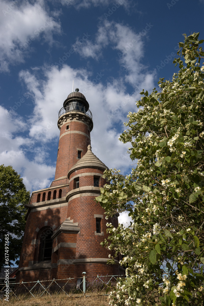 Fototapeta premium Schöner Leuchtturm aus Backstein am Tiessenkai, Kiel-Holtenau, Schleswig-Holstein, Deutschland
