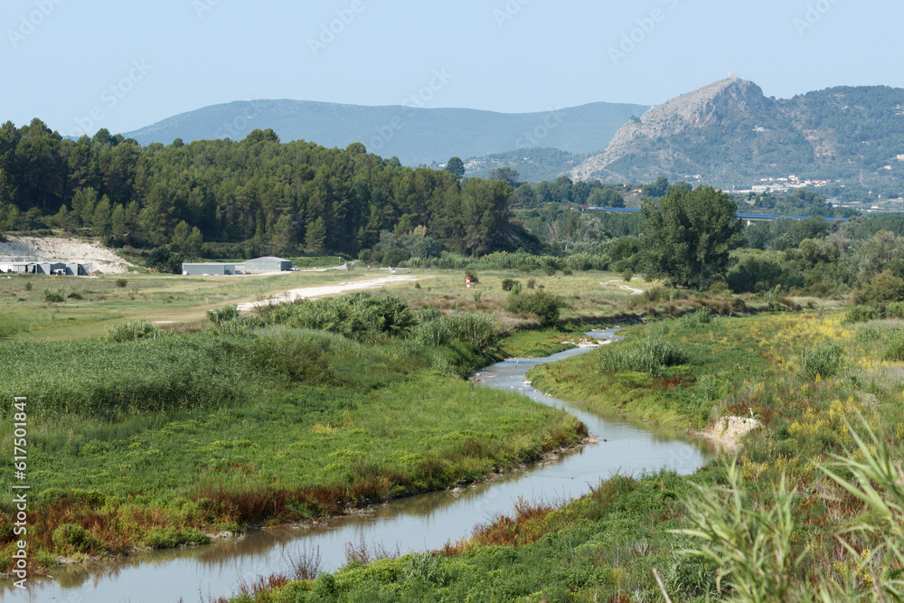Rio Serpis a su paso por Alcocer de Planes y le Sierra de Mariola al fondo, España