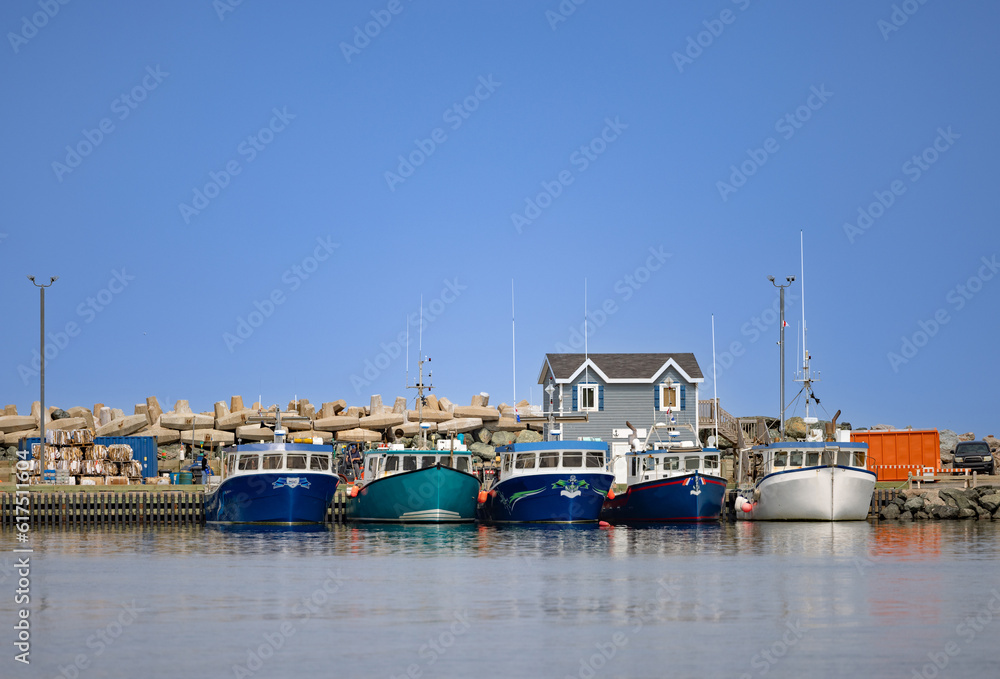 5v Bateaux de pêche dans le port, jour, horizontal, ciel bleu.