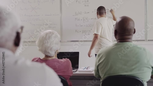 alunosa adultos e senor Brasileiros na sala de aula presntando atenção no professor duarante aula de matemática em uma faculdade no Brasil photo