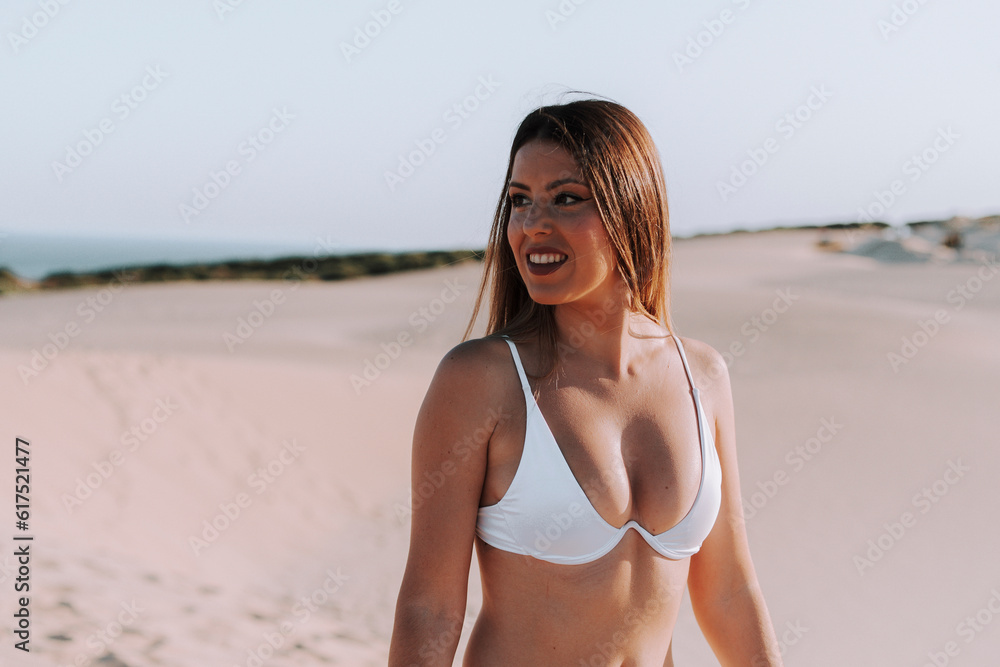 Chica morena guapa en un ambiente de playa y arena en el sur de españa Chica morena guapa en un ambiente de playa y arena en el sur de españa