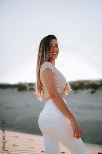 Chica morena guapa en un ambiente de playa y arena en el sur de españa