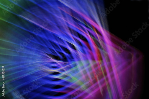 Intersección de líneas de luz con movimiento y velocidad en bokeh, con líneas rectas y oblicuas en triángulos de forma multicolor de luz, diseño abstracto original sobre un fondo negro