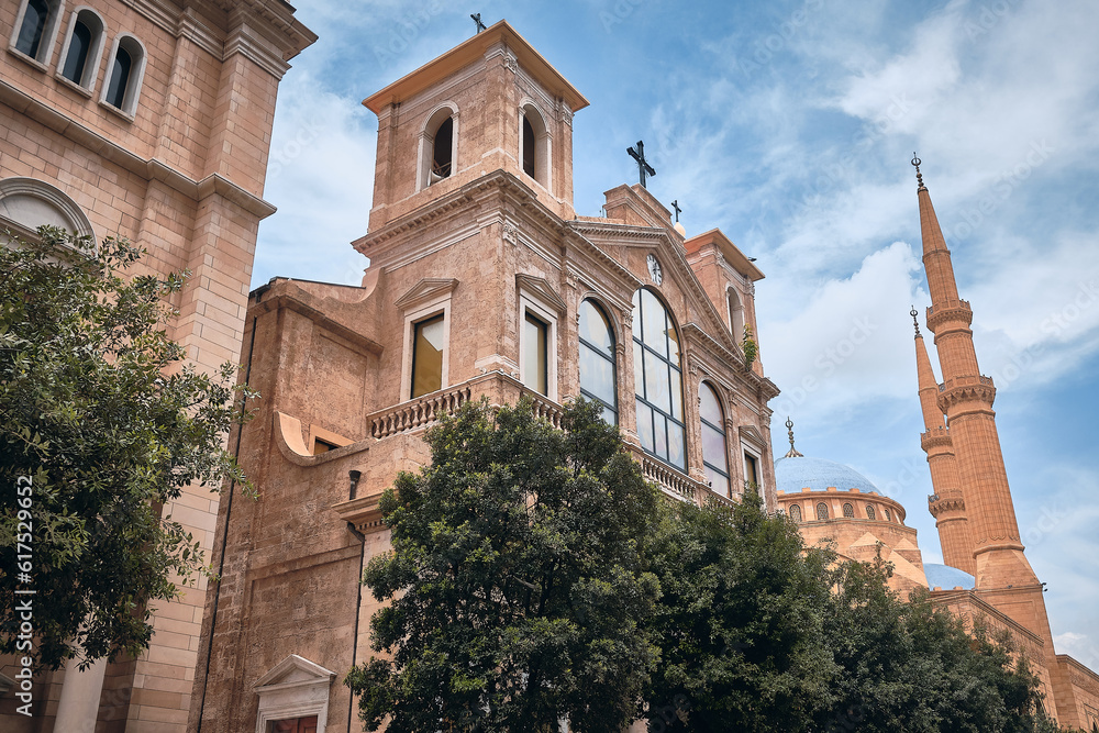 Fototapeta premium Saint George Maronite Cathedral, Maronite Catholic Archeparchy of Beirut, Archdiocese of the city of Beirut, and Mohammad Al-Amin Mosque or Blue Mosque, Beirut, Lebanon