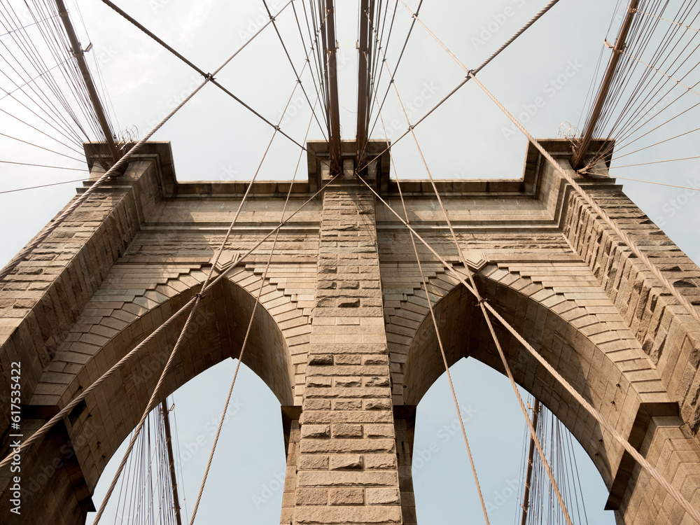 Obraz premium Worms eye view of the two arches on the Brooklyn Bridge. Manhattan, NYC
