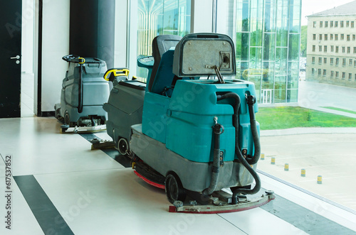 steerable scrubber dryer with steering is designed for cleaning floors in large areas. © Ninaveter