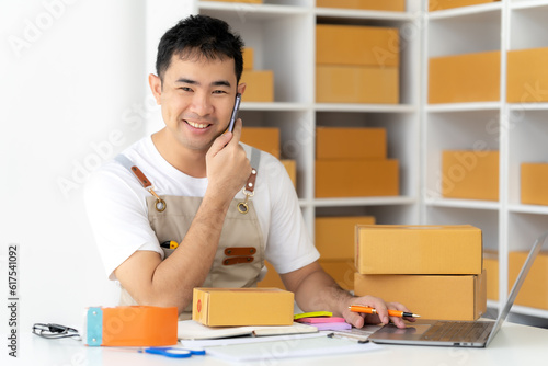 start a small business SME business owners, male entrepreneurs Write the receipt box address. and check orders online To prepare to pack boxes for sale to customers, online sme business ideas