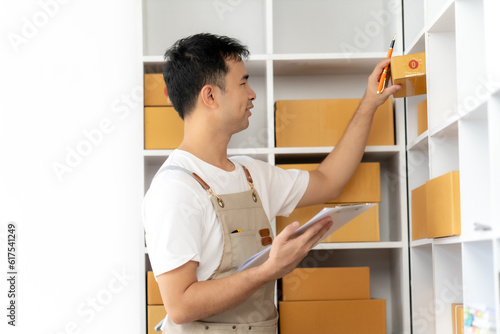 start a small business SME business owners, male entrepreneurs Write the receipt box address. and check orders online To prepare to pack boxes for sale to customers, online sme business ideas