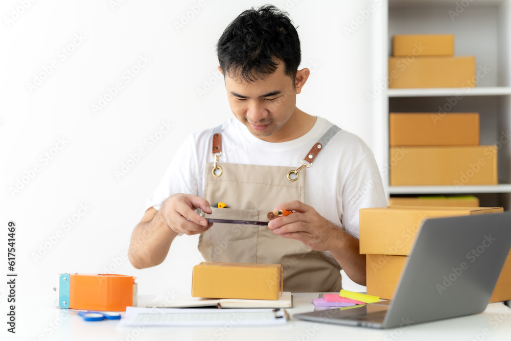 start a small business SME business owners, male entrepreneurs Write the receipt box address. and check orders online To prepare to pack boxes for sale to customers, online sme business ideas start a small business SME business owners, male entrepreneurs Write the receipt box address. and check orders online To prepare to pack boxes for sale to customers, online sme business ideas