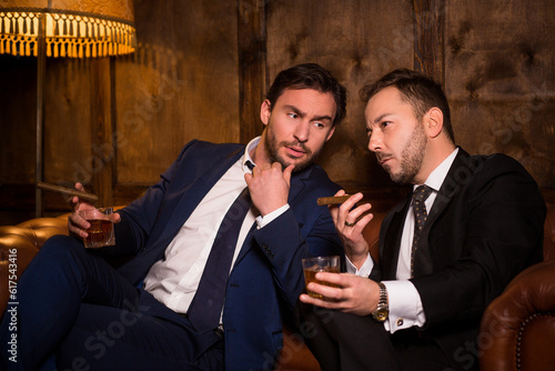Canvastavla Luxury men sitting on sofa and smoking cigars in men's club and solving global problems