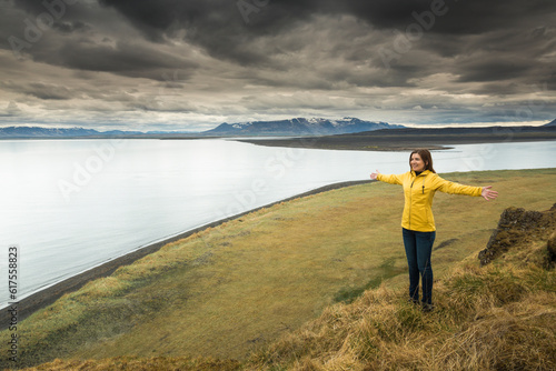 Woman contemplating a beautiful landscape © Designpics