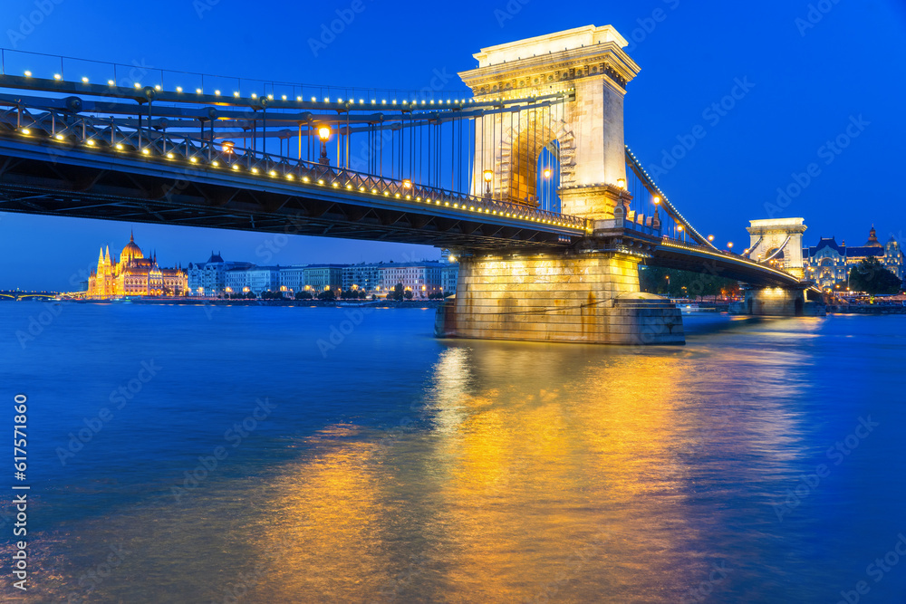 Fototapeta premium Szechenyi Bridge is connects Buda to Pest on the Danube river.