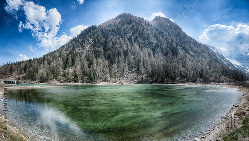 Foto Lake of the Fairies with mountain and blue sky in background near little village