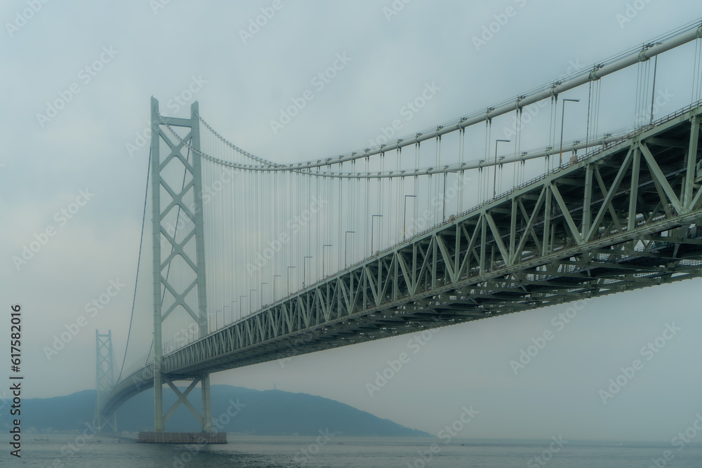 霧の中の海峡大橋