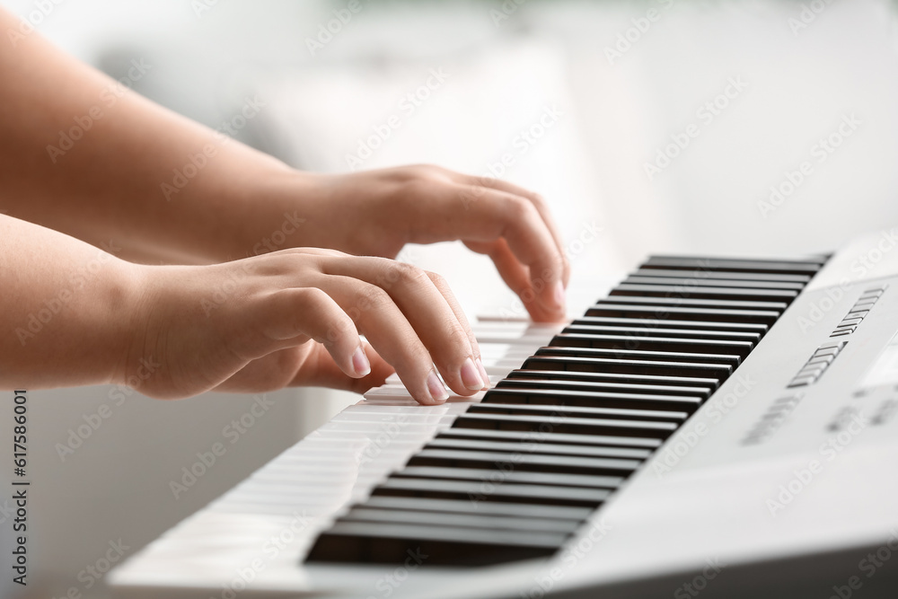 Obraz premium Woman playing modern synthesizer, closeup