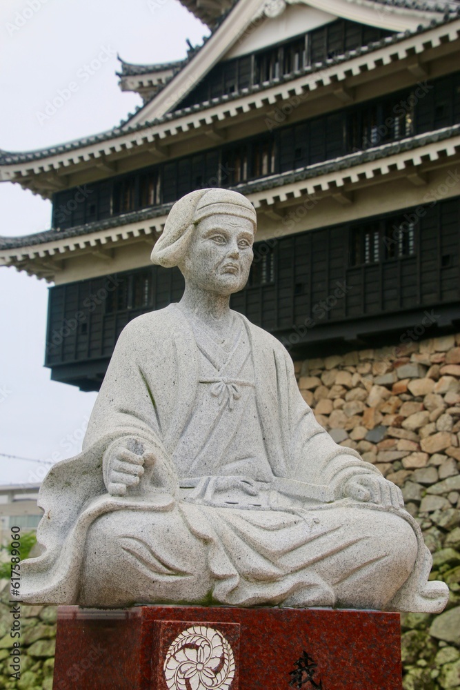 Obraz premium 黒田官兵衛像・中津城(大分県・中津市)