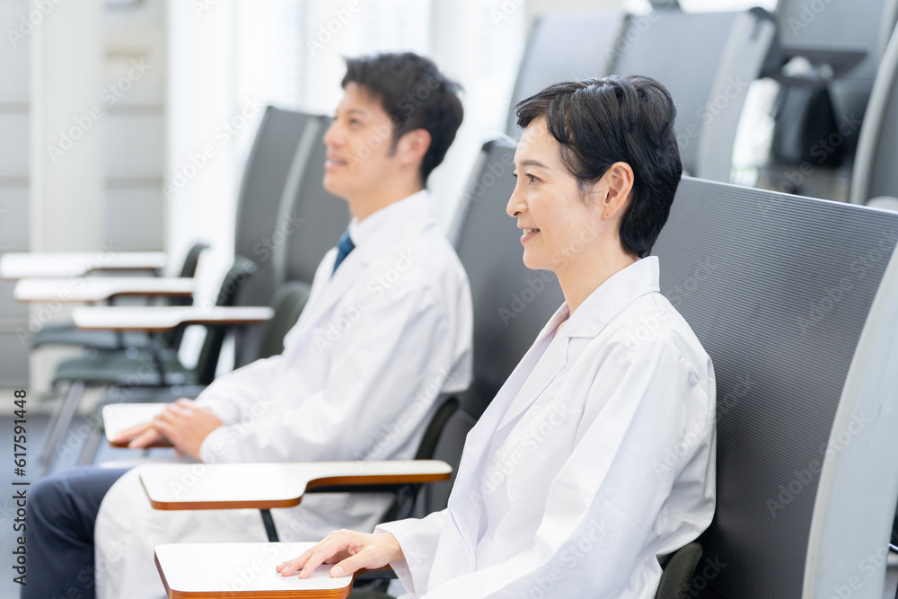 学会の発表を聞く医者