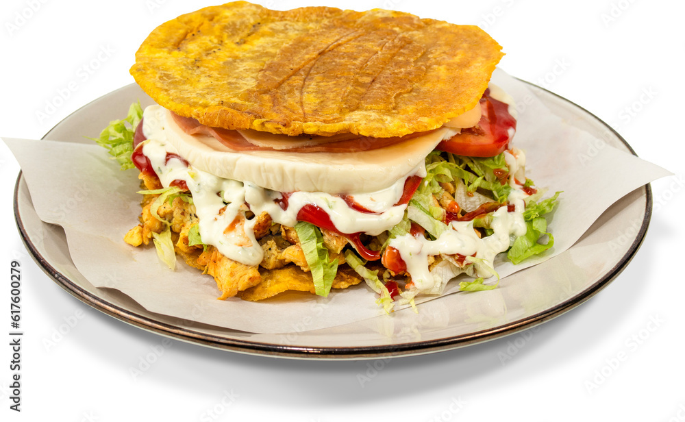 Patacón con pollo mechado, queso, lechuga, tomate, sobre un plato de cerámica Patacón con pollo mechado, queso, lechuga, tomate, sobre un plato de cerámica