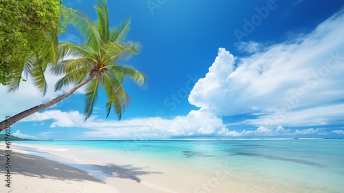 明るい暑い晴れた日に白い砂とヤシの木、ターコイズブルーの海の美しい海景の熱帯のビーチ。雲と青い空。夏休みGenerativeAI © enopi