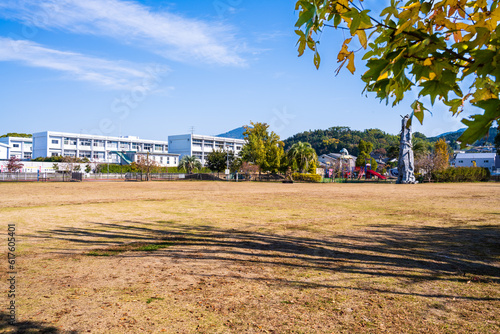 秋晴れ空を背景に公園風景
Park scenery against the clear autumn sky
日本(秋)2022年撮影
Japan (Autumn) Taken in 2022
九州・熊本県上益城郡御船町
Mifune Town, Kamimashiki County, Kumamoto,
御船町ふれあい広場(恐竜公園)
ブルック像『ONE PIECE 熊本復興プロジェクト』 photo