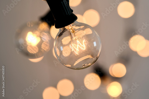 Foto Incandescent light bulb with christmas round bokeh.