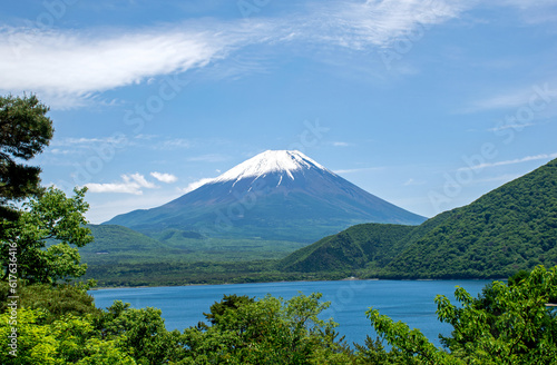 富士山と本栖湖｜1000円札の裏側に印刷された、最も美しい富士山と湖の風景です 