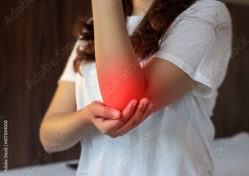 Bilde på lerret Pain in the elbow joint of Asian young woman.