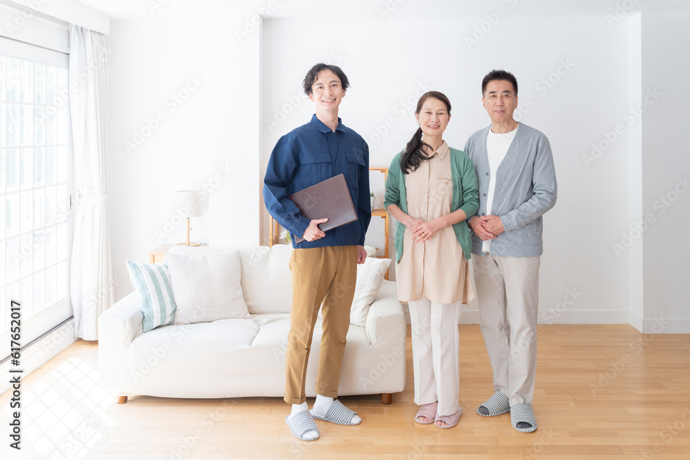 業者と高齢者夫婦（引越し・内見・見積り・相談）