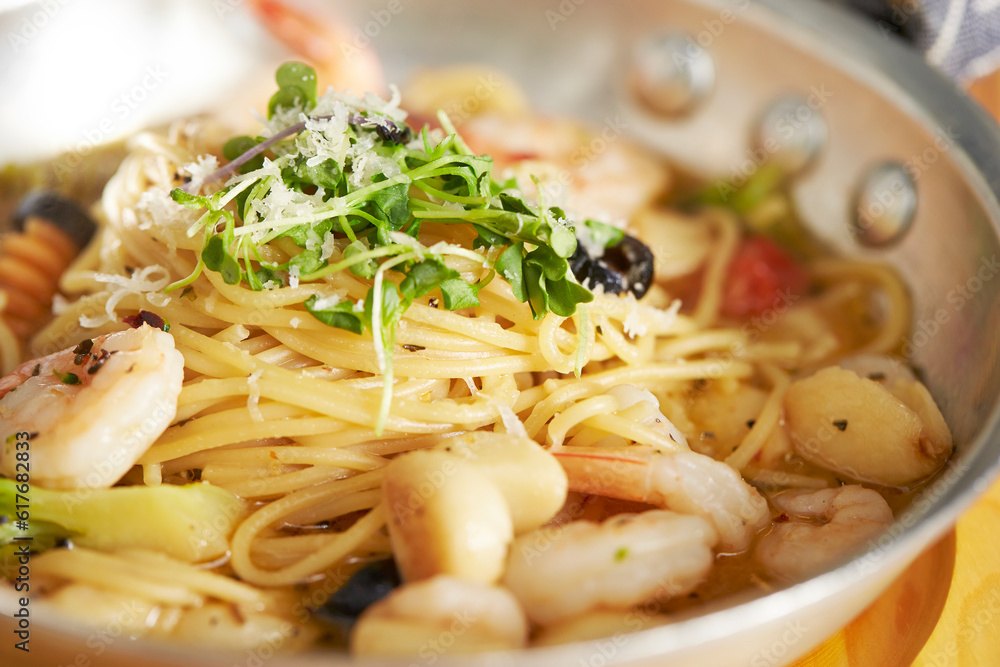 pasta with shrimps, oil pasta