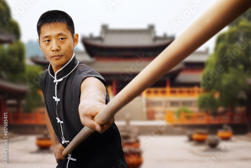 Foto Portrait An Asian man practicing the martial art of wushu near an ancient temple