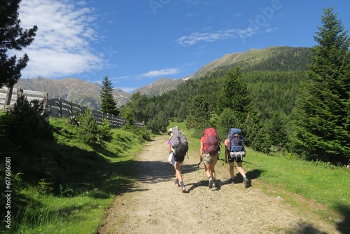 Randonnée en montagne avec des gens, groupe de jeunes femmes avec sac à dos en montagne au Canigou dans les Pyrénées 