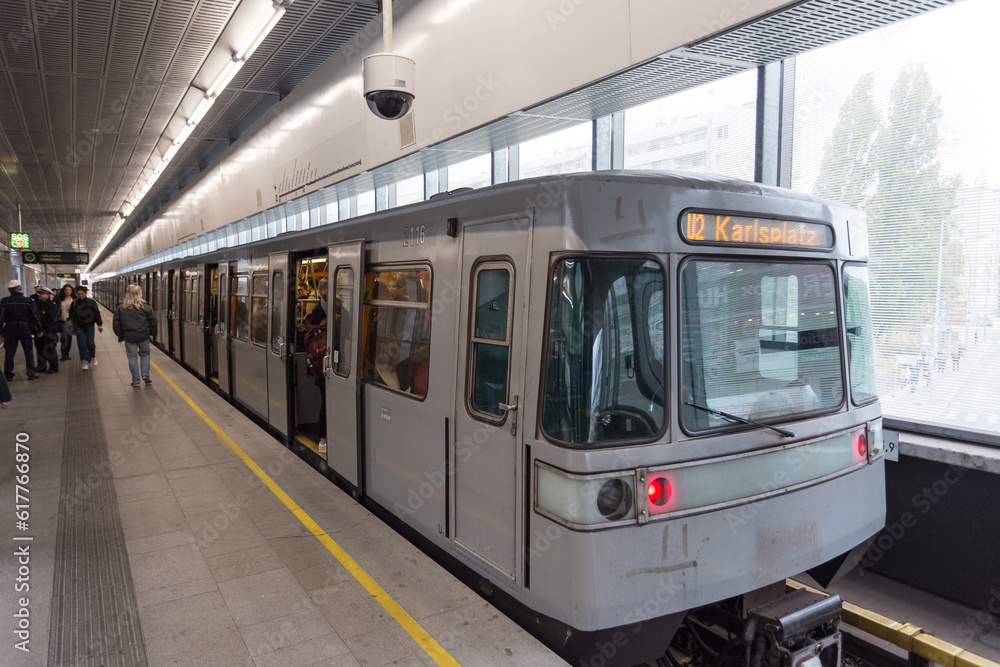 Obraz premium Rush hour morning commute on Vienna metro