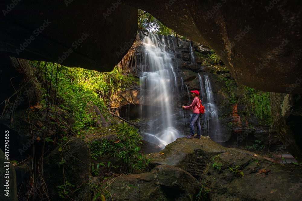 Φωτογραφία Young woman hiking on beautiful waterfall in Phu Wiang National Park, Tad Fah waterfall, Khon Kaen  province, ThaiLand