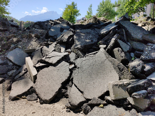 Foto pieces of asphalt concrete pavement of the road after dismantling in a pile