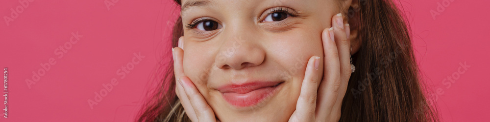 Naklejka premium White preteen girl wearing t-shirt smiling and looking at camera