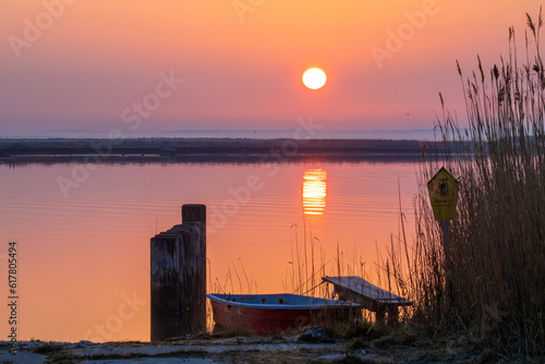 Sonnenaufgang   ber dem Bodden vor Zingst an der Ostsee.