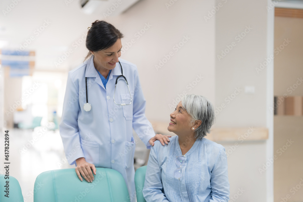 Obraz premium Elderly woman checkup Discuss the symptoms.