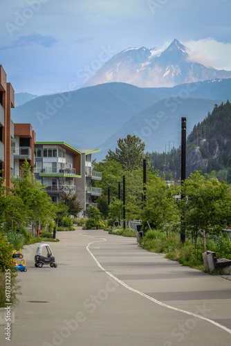 Cuadro en lienzo Pedestrian path street leading toward massive mountain