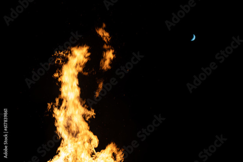 Lengua de fuego con media luna de fondo