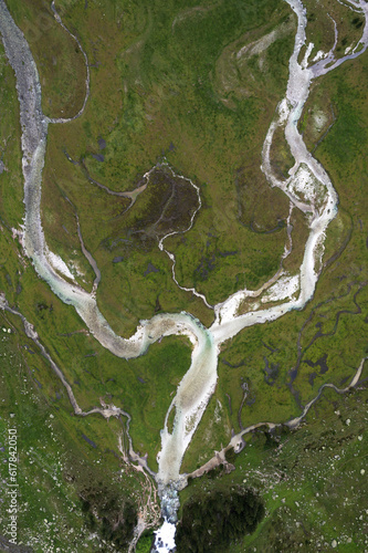 Río de las montañas desde vista cenital