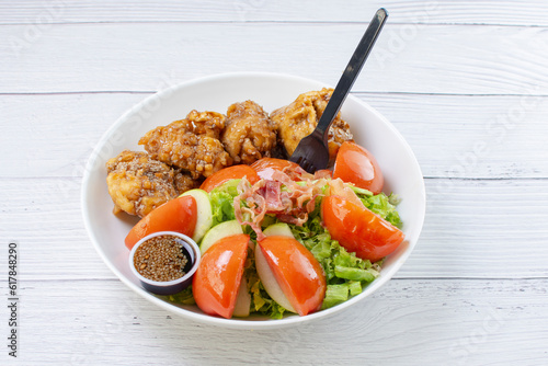 protein bowl and salad, accompanied by pieces of chicken in sweet and sour sauce, tomatoes in lemon, lettuce, apple, pieces of bacon in teriyaki sauce