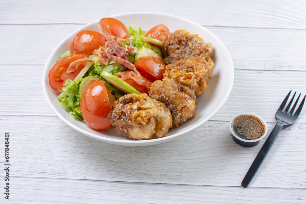 protein bowl and salad, accompanied by pieces of chicken in sweet and sour sauce, tomatoes in lemon, lettuce, apple, pieces of bacon in teriyaki sauce