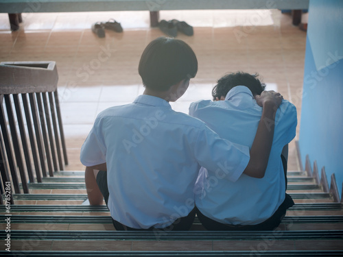 Foto Two students sit down and hug to support a depressed man - a man supports his friend in despair for his love problems