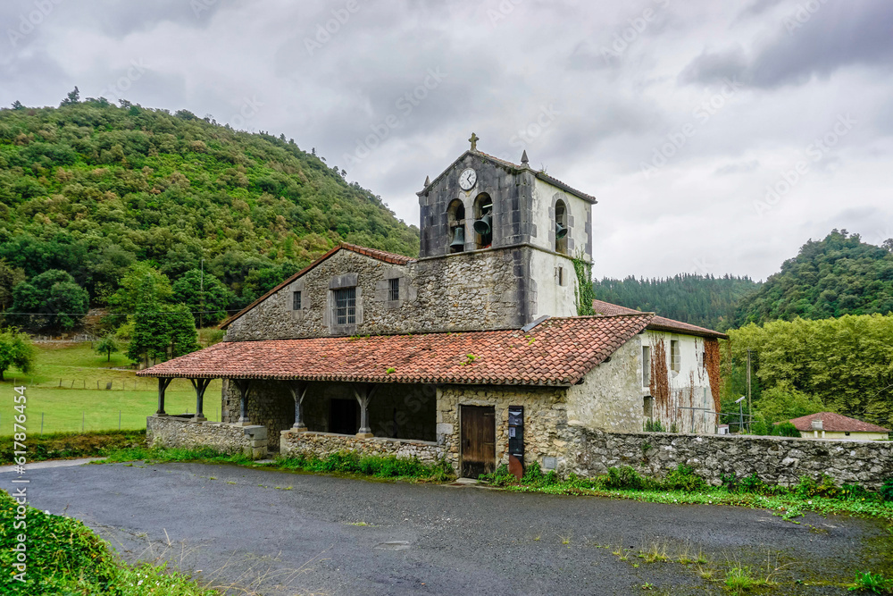 The small hermitage of San Pelaio. It is one of the most popular in all of Bizkaia, both for its picturesque settlement on a bank overlooking the sea, and for its antiquity. It should be noted that th