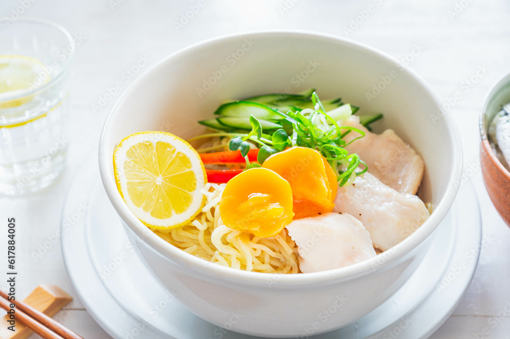 冷凍卵をトッピングした冷やしラーメン 冷凍卵をトッピングした冷やしラーメン