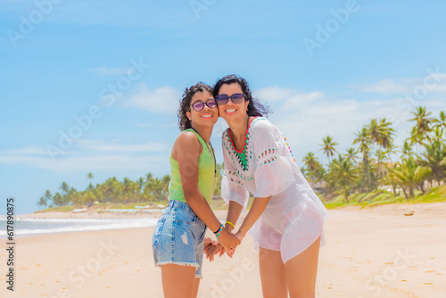 Mãe e filha na praia