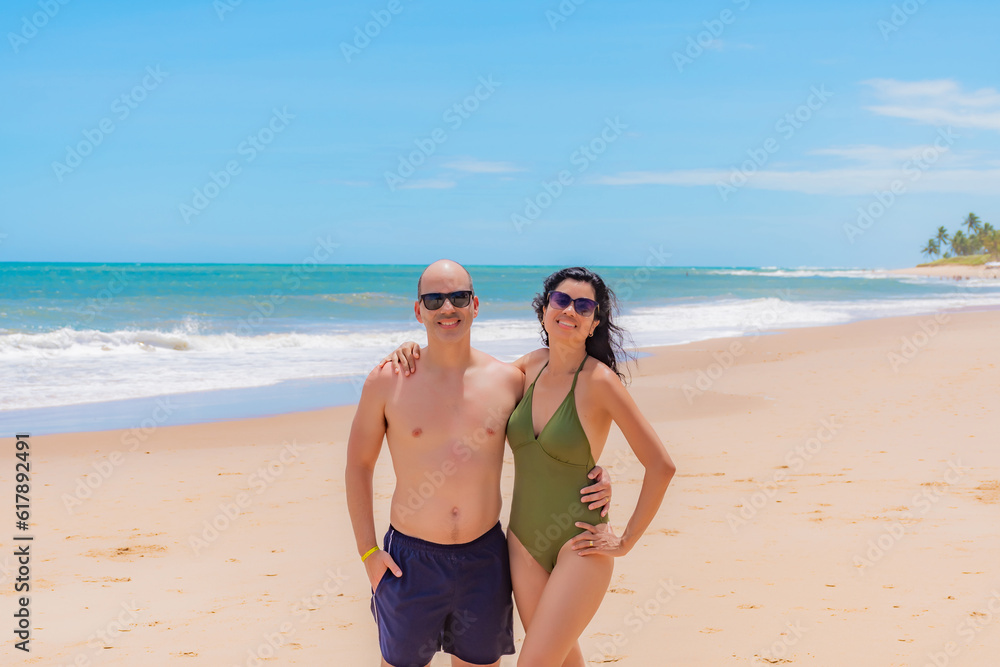 Casal curtindo na praia