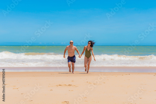 Casal na praia correndo photo