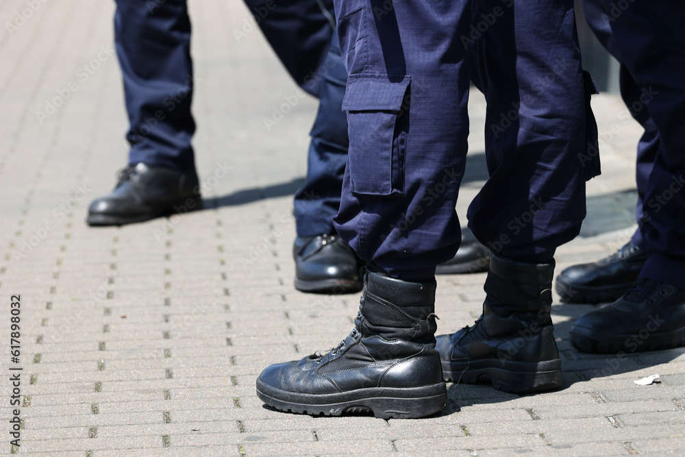 Buty wojskowe na nogach policjanta. niebieskie.  - obrazy, fototapety, plakaty 