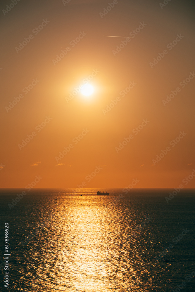 Puesta de sol con barco y mar de fondo Puesta de sol con barco y mar de fondo